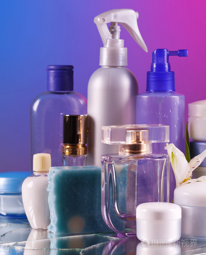 光影之间，魅力绽放 化妆品瓶的商业视觉艺术